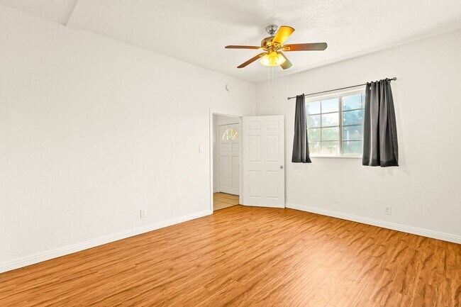 Building Photo - 621 E Kingsley Ave