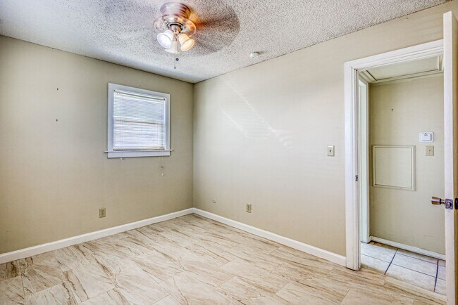 Building Photo - Beautiful 2 bed - 1 baths apartment  part of a TRIPLEX