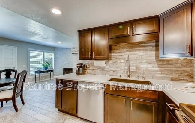 Building Photo - 671 Ascot Dr