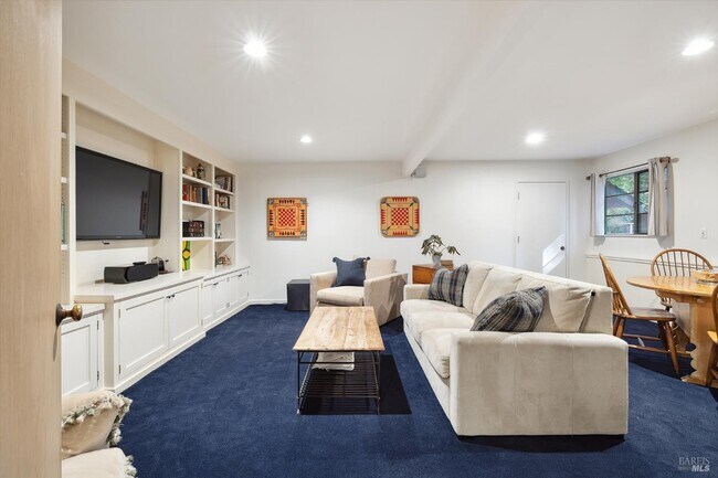 Building Photo - 224 Cascade Dr