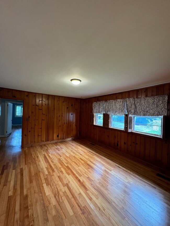Building Photo - Spacious Home In Oxford