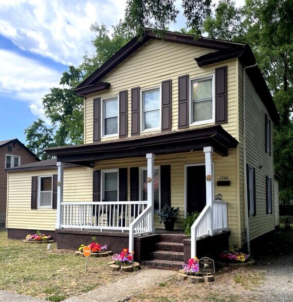 Building Photo - 1706 Des Moines Ave
