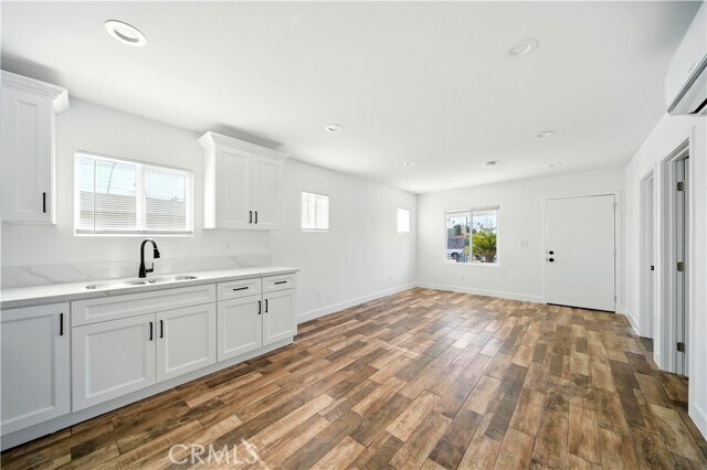Building Photo - 523 W 78th St