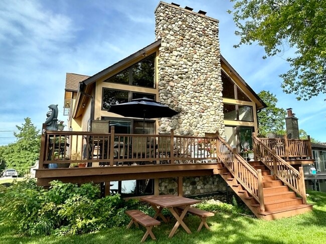 Building Photo - 4106 W Lake Shore Dr