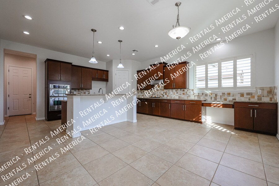 Building Photo - 1935 W Sparrow Dr