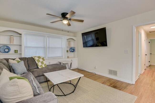 Building Photo - 1209 Azalea Dr