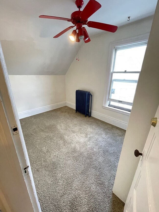 Building Photo - AVAILABLE NOW! FOR A DECEMBER 1ST MOVE IN - 4 Bedroom 1 Bath Home!