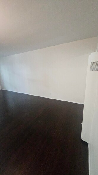 Building Photo - 11030 Moorpark St