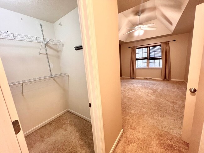 Building Photo - Beautiful Townhome - 3 bedroom 2.5 bath - Must see!