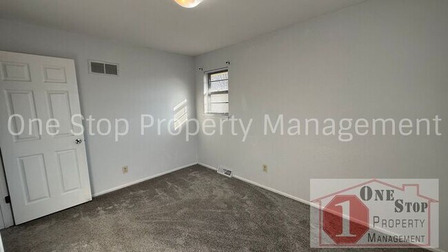 Building Photo - Charming 3-bedroom, 2-bathroom home in Blue Springs