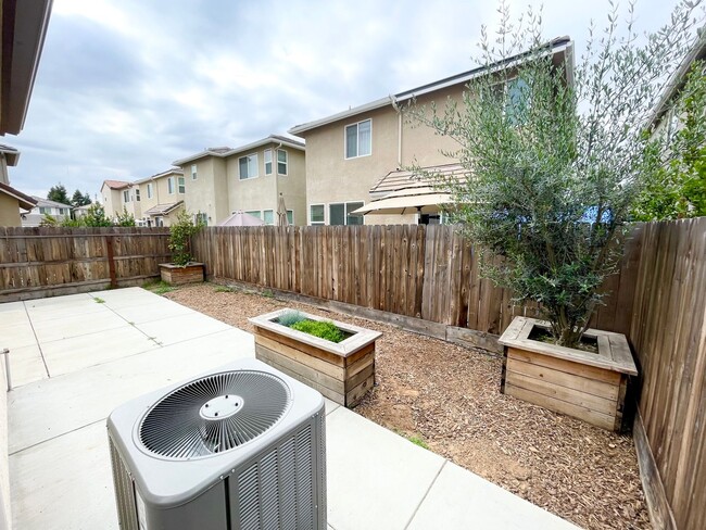 Building Photo - $2,300 Alluvial & Fowler, 3 Beds - Chennau...