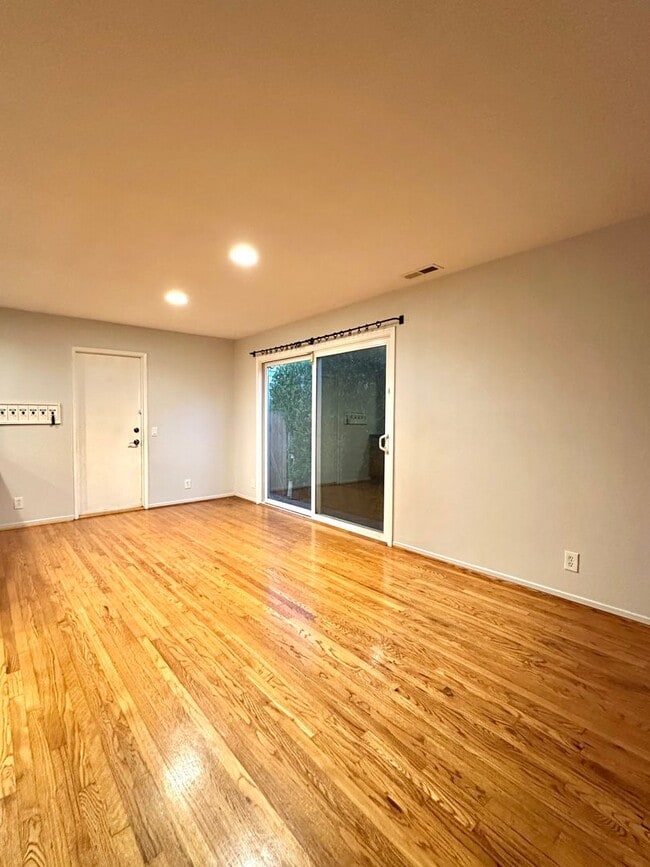 Building Photo - Beautifully updated 4 bedroom home in Gole...