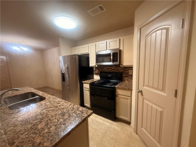 Building Photo - 2722 Haynescrest Dr