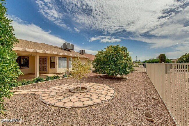 Building Photo - 13820 W Oak Glen Dr