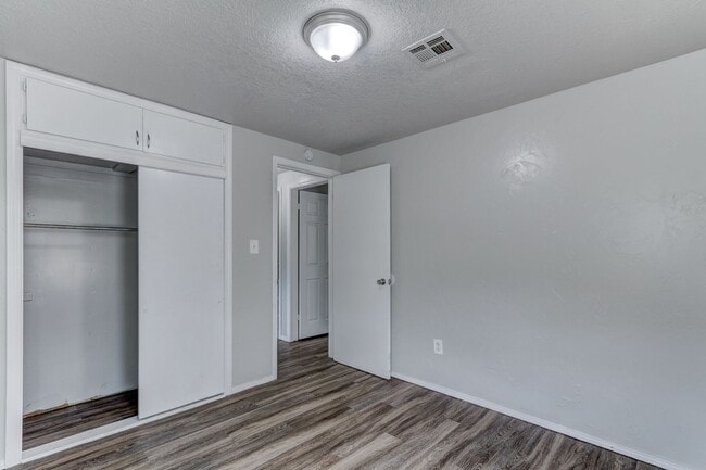 Building Photo - Newly Renovated  4 bedroom 1 bath