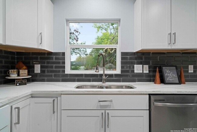 Building Photo - 333 Haggin St