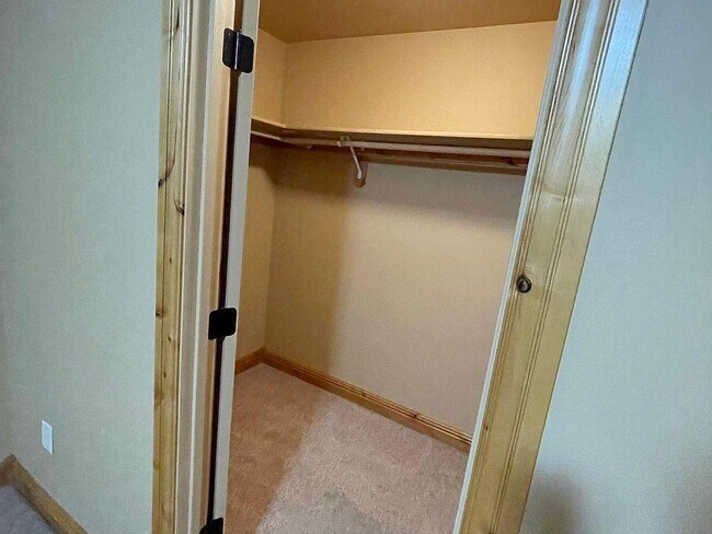 Building Photo - 905 Saxon Way