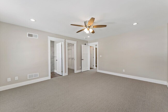 Building Photo - $1,000 MOVE-IN CREDIT!