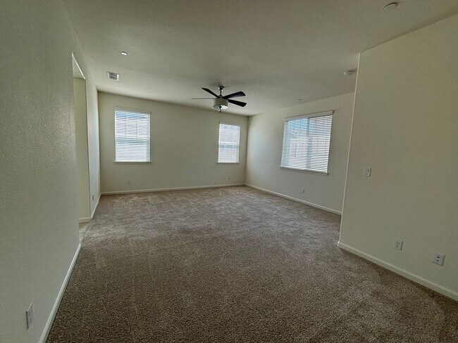 Building Photo - Spacious 4 Bedroom, 3 Bath Home with Bonus Room, 2 Car Garage in Westpark Village!