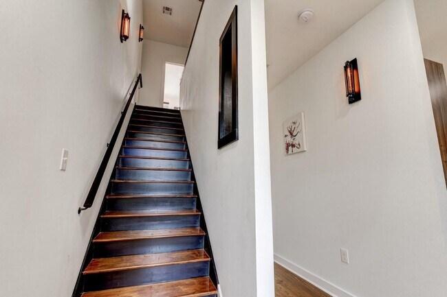 Building Photo - 2504 Dumaine St