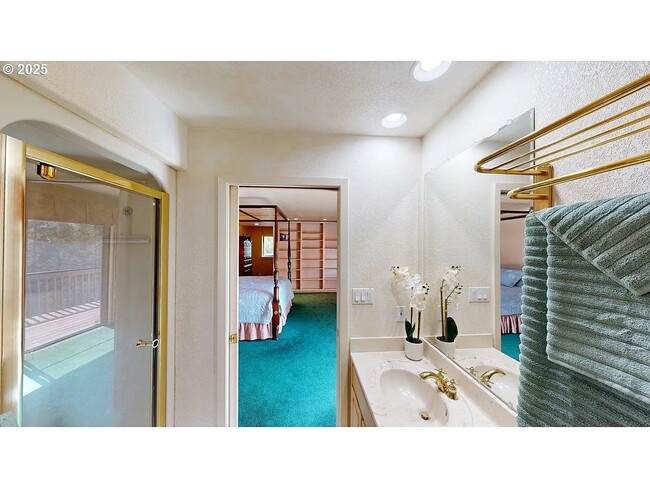 Building Photo - 17265 Mountain Dr