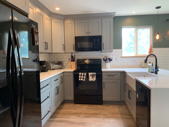 Building Photo - 4 bed 4 bath Erie home 1 mile from downtown and shops!