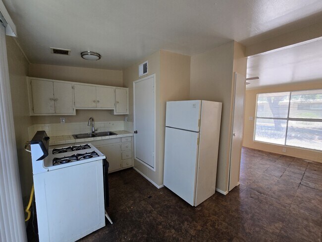 Building Photo - 3423 E Flower St