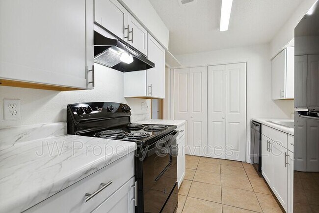 Building Photo - 904 Monterey Ct W