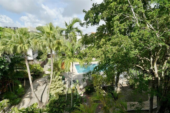 Building Photo - 6884 N Kendall Dr