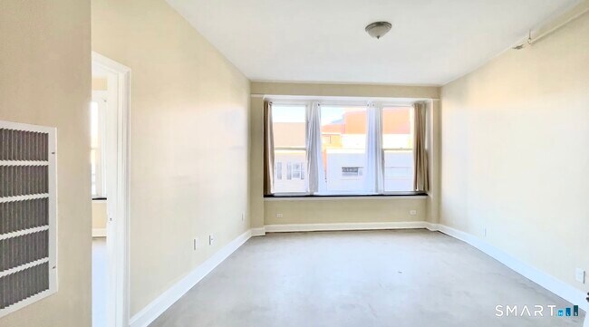 Building Photo - 77 Bank St