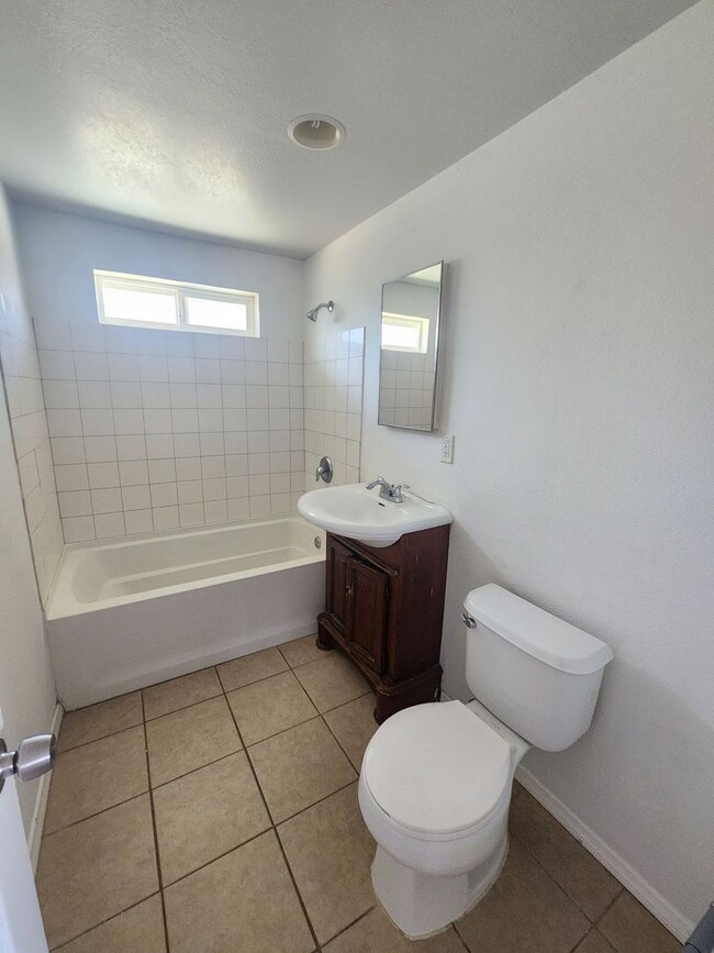 Building Photo - ****200 off 1st Month's Rent*** Two Bedroo...