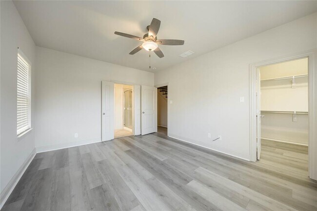 Building Photo - 2745 Troutt Dr