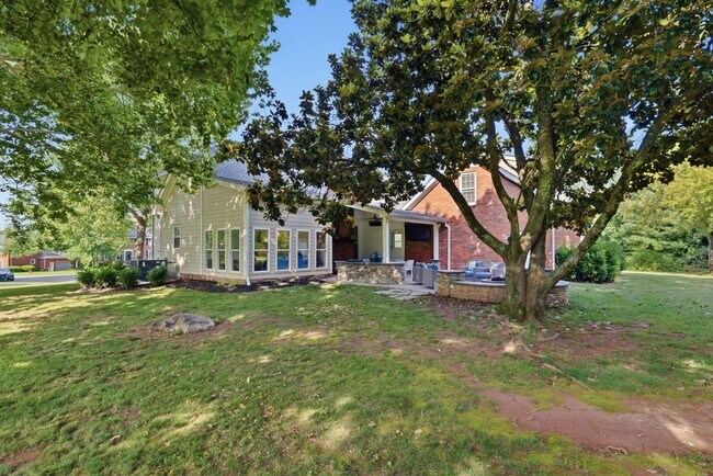 Building Photo - 1733 Carriage Ct