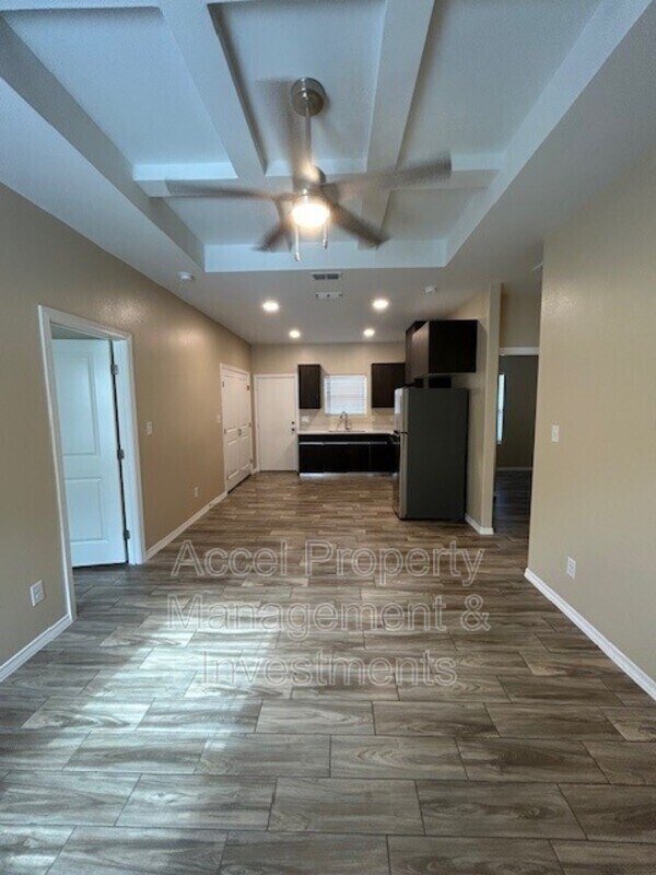 Building Photo - 1008 W La Pointe Ave