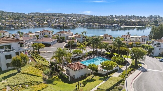 Building Photo - Stunning 2 bedroom *LAKE VIEW* condo for r...