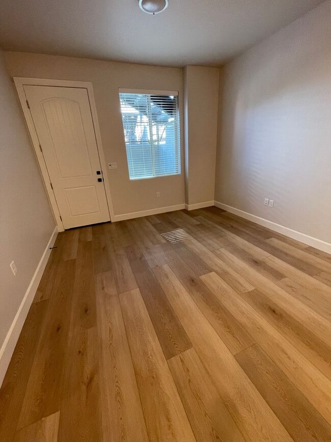 Building Photo - Italian Villages | 1-Bedroom, 1-Bath Basement Unit