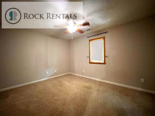 Building Photo - 3 Bed 2 Bath House with Attached Garage