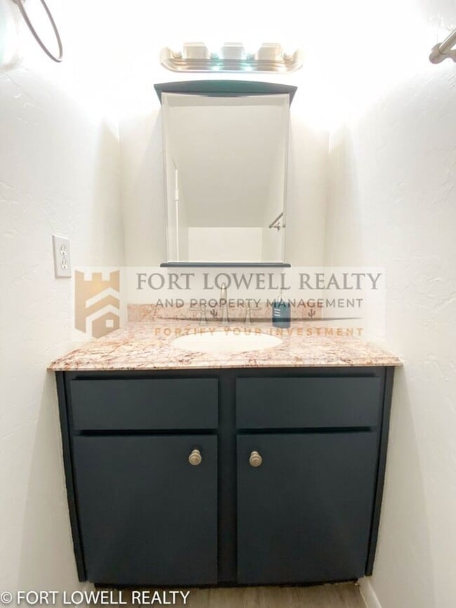 Building Photo - 2 Bed 2.5 Bath Townhome