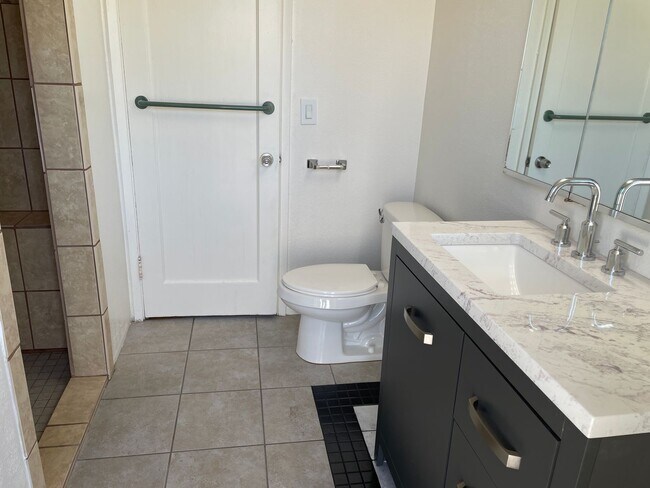 Building Photo - 2BR 1BA Duplex On Lake!!