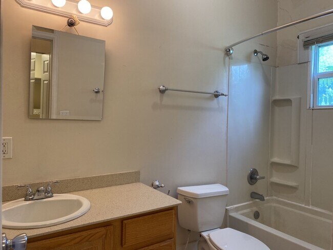 Building Photo - Classic Old Town Fort Collins 2 Bed 2 Bath Home Close to CSU