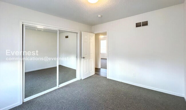 Building Photo - 1403 Rolling Dr