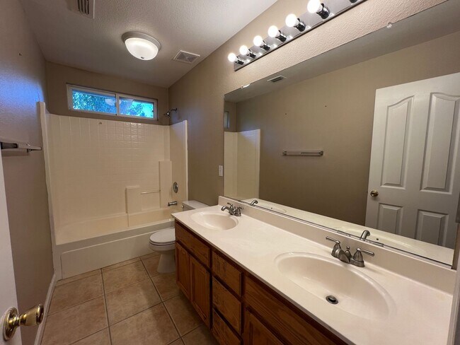 Building Photo - Highly Saught After Stonelake 4 Bedroom wi...