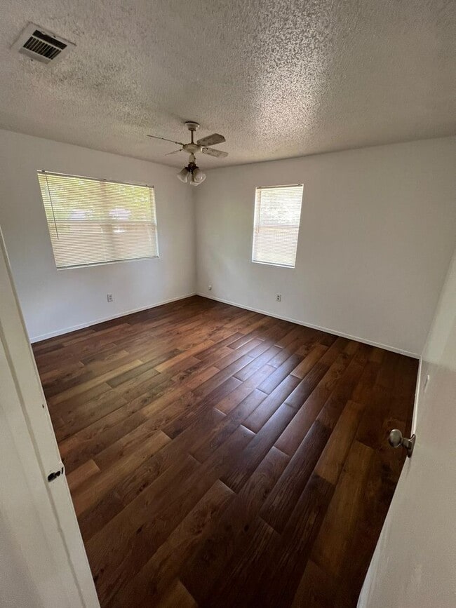 Building Photo - Gorgeous all renovated Home in Huntsville,...