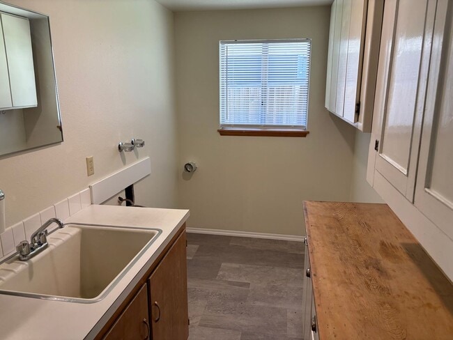Building Photo - Riverfront home!!!! 3 Bedroom near downtow...