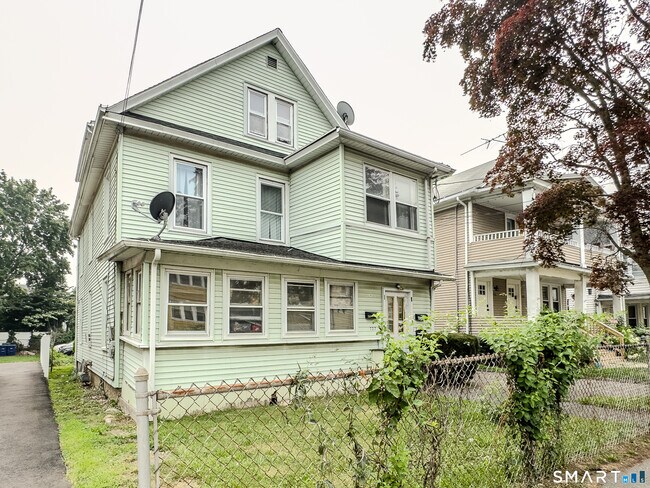 Building Photo - 727 Brewster St