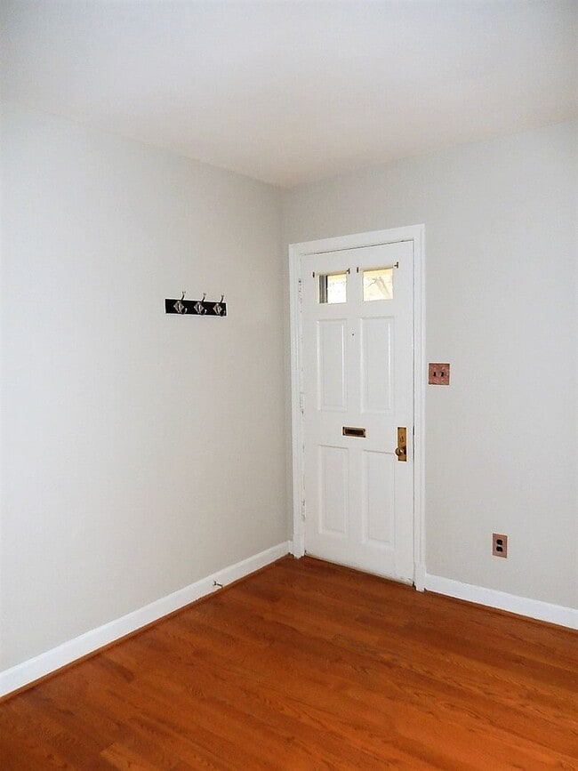 Building Photo - Charming 1 Bed 1 Bath Townhome Style Condo In Historic Arlington Village