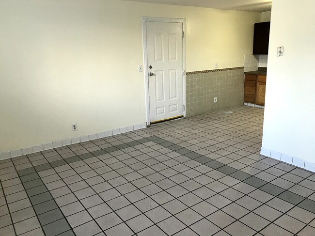 Building Photo - Two-Bedroom in Salt Lake!