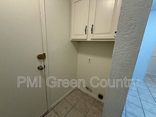 Building Photo - 1203 W Austin St