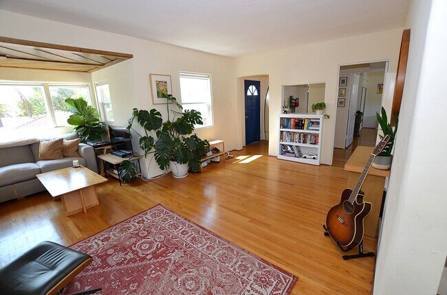 Building Photo - 2 Bedroom/1 Bath Unfurnished Back house 2nd floor