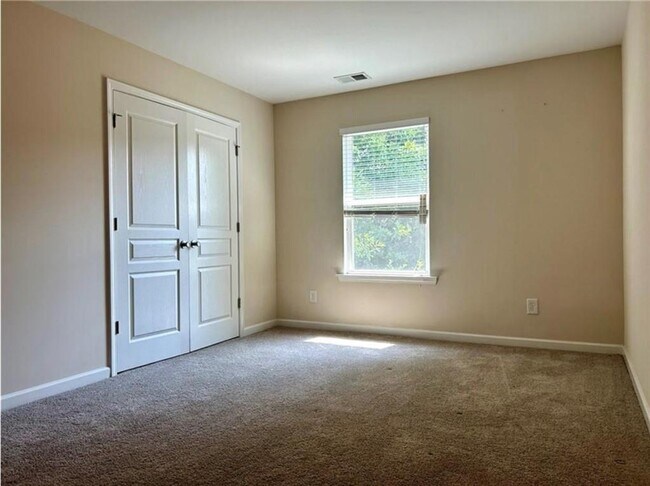 Building Photo - 220 Stone Park Dr